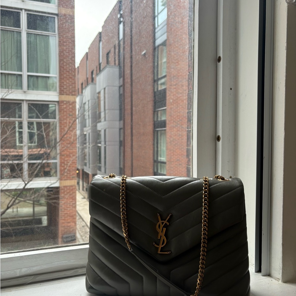 Yves Saint Laurent Chevron Gray Shoulder Bag with Gold Chain - Picture 4 of 6